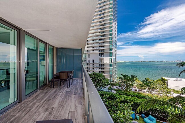 Foto del edificio - 650 NE 32nd St