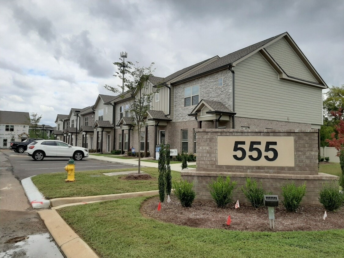 Primary Photo - 555 Gresham Ln