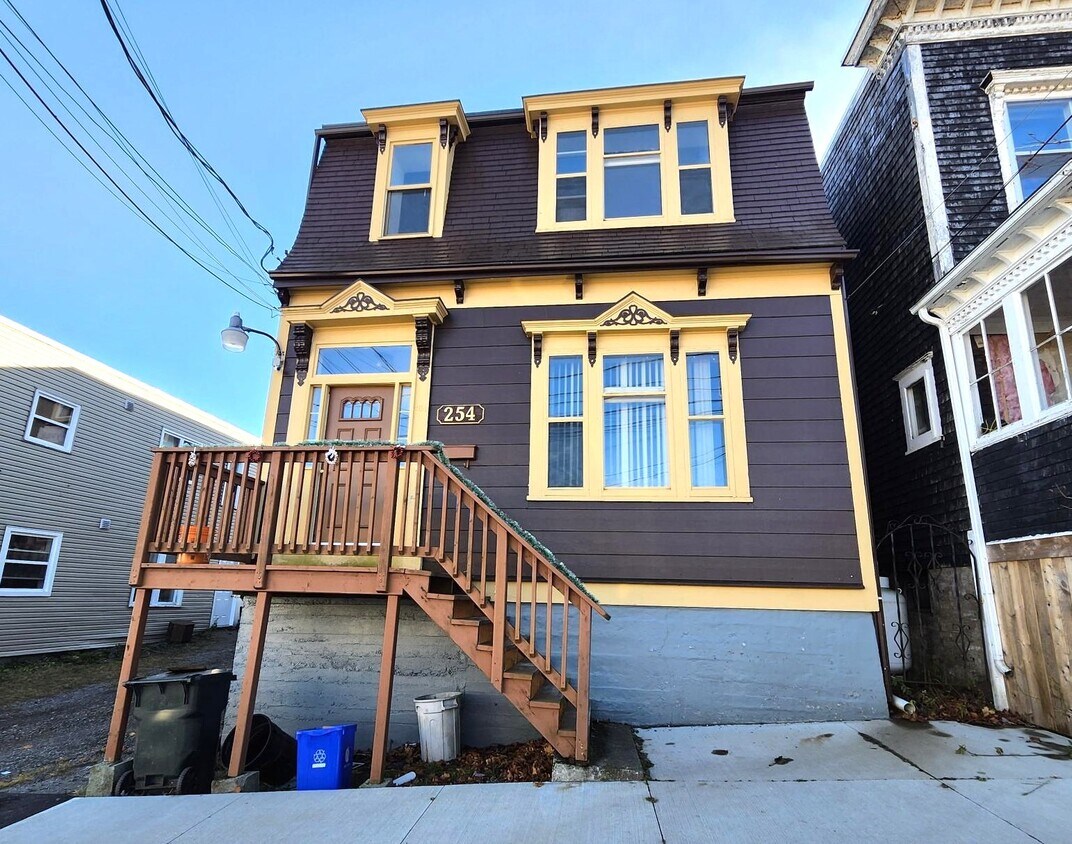 Building Photo - 256 Britain St