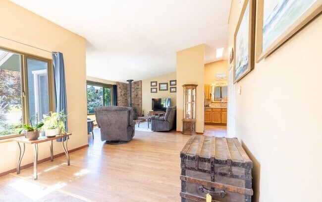 Foto del edificio - Charming 3-Bedroom Ranch for Rent in Prime...