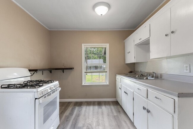 Building Photo - Charming 2 Bed, 1 Bath Home on Quiet Stree...