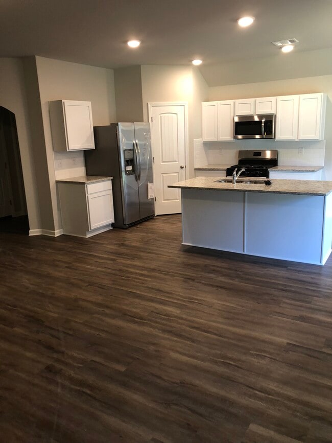 Building Photo - 16837 Highland Heights Dr
