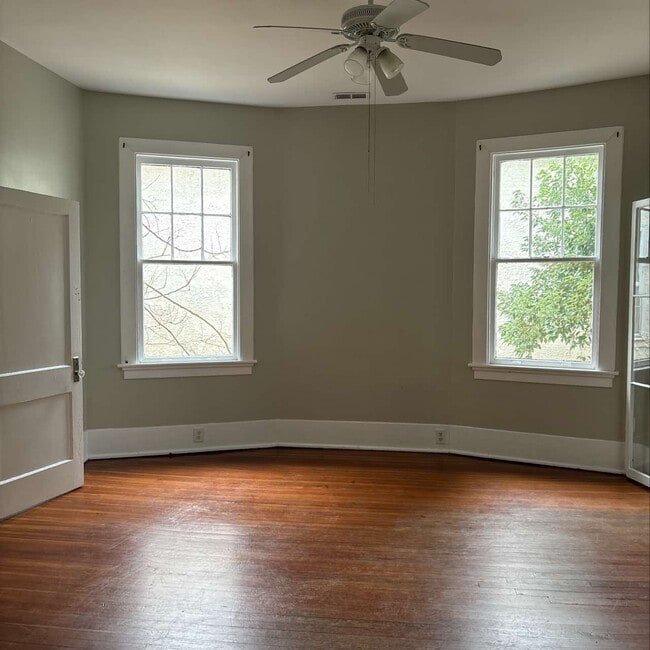 Foto del edificio - 823 E Henry St