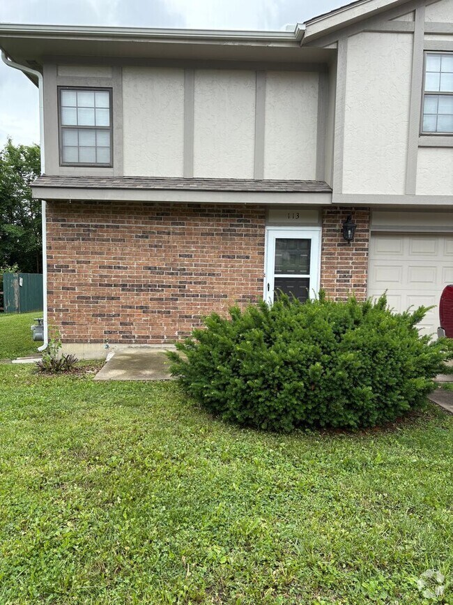Building Photo - 115-115 W Foxwood Dr