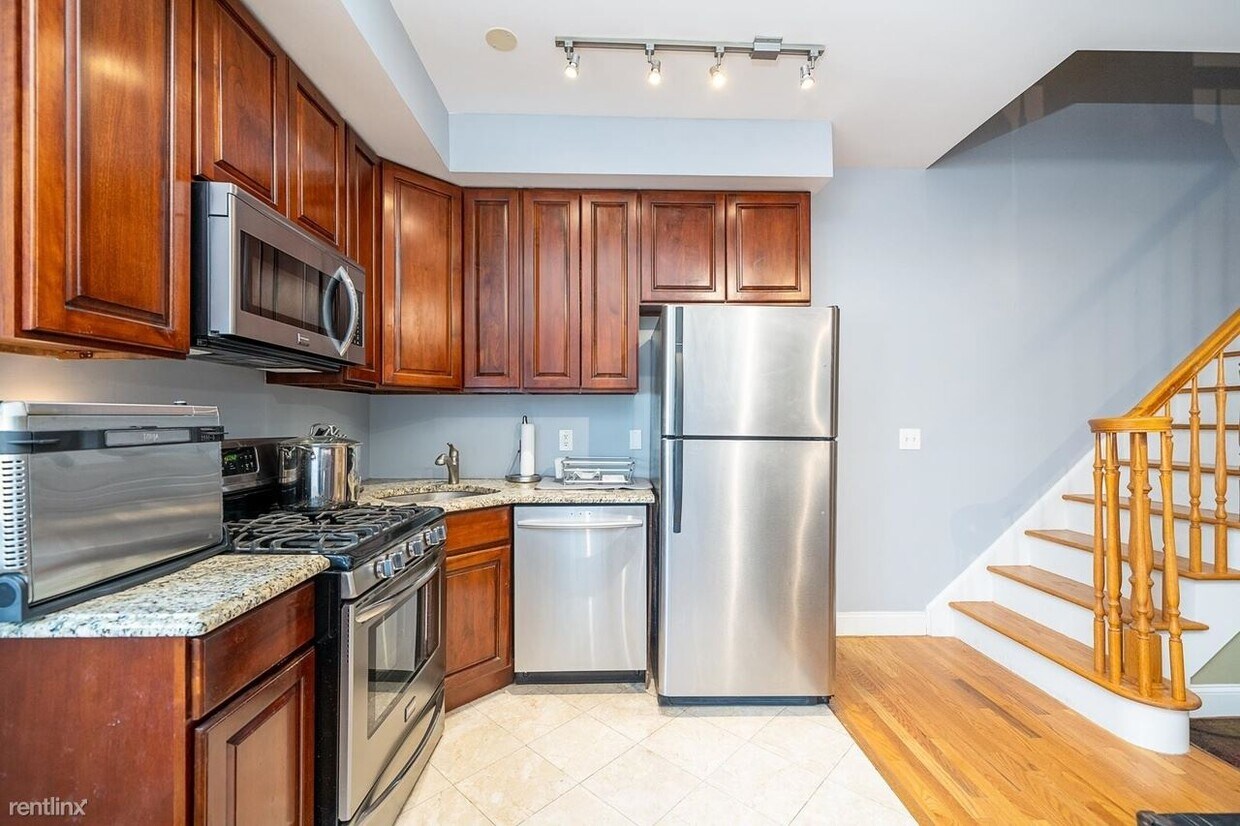 Primary Photo - 1 br, 1 bath Condo - 2416 West St Apt 302