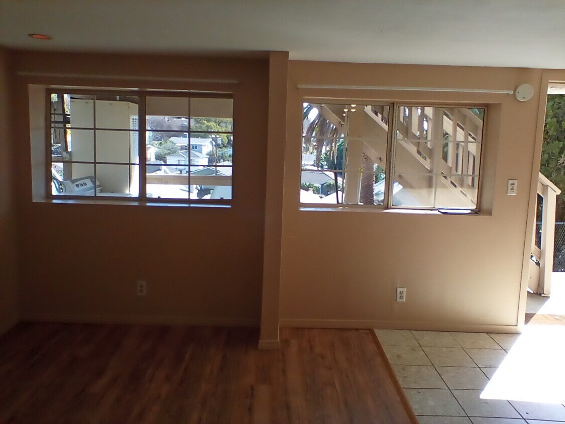 Vista del patio trasero a través de las ventanas. - 6200 St Albans St