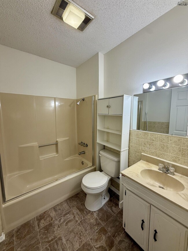 Building Photo - 611 1/2 Sunset Dr