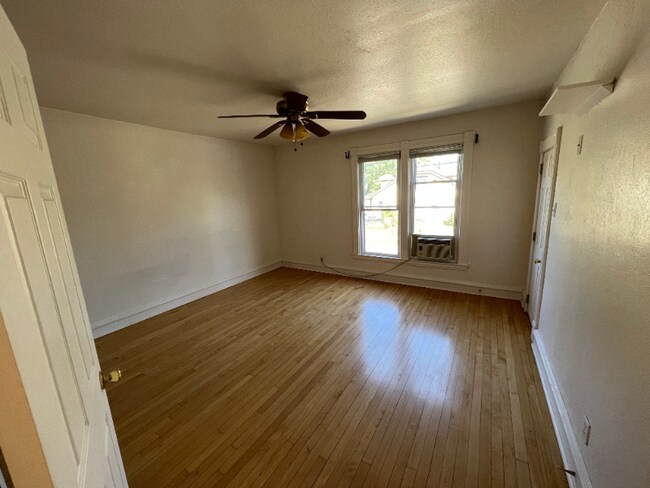 Building Photo - 528 20th Ave NE