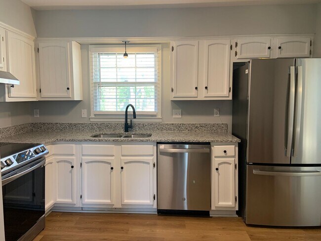 Foto del edificio - Charming Split-Level 4BR Home in Guilford ...