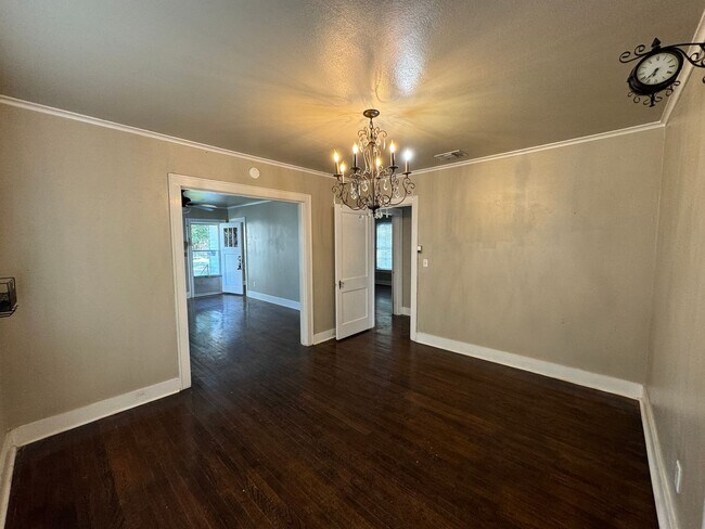 Building Photo - Half off the first Full Month's rent! Supe...