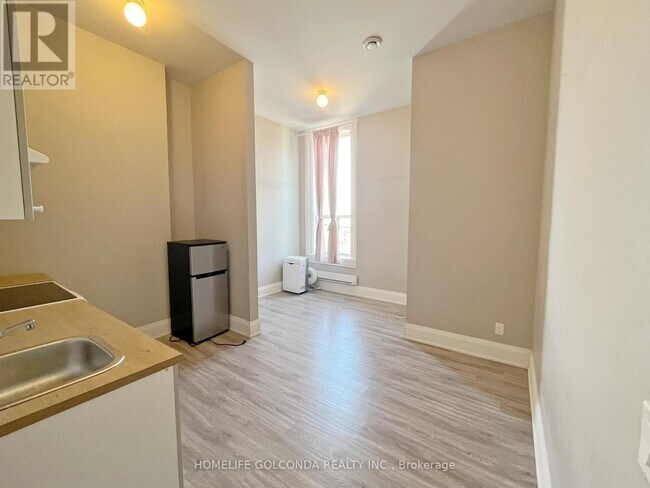 Photo du bâtiment - 490 Queen St W