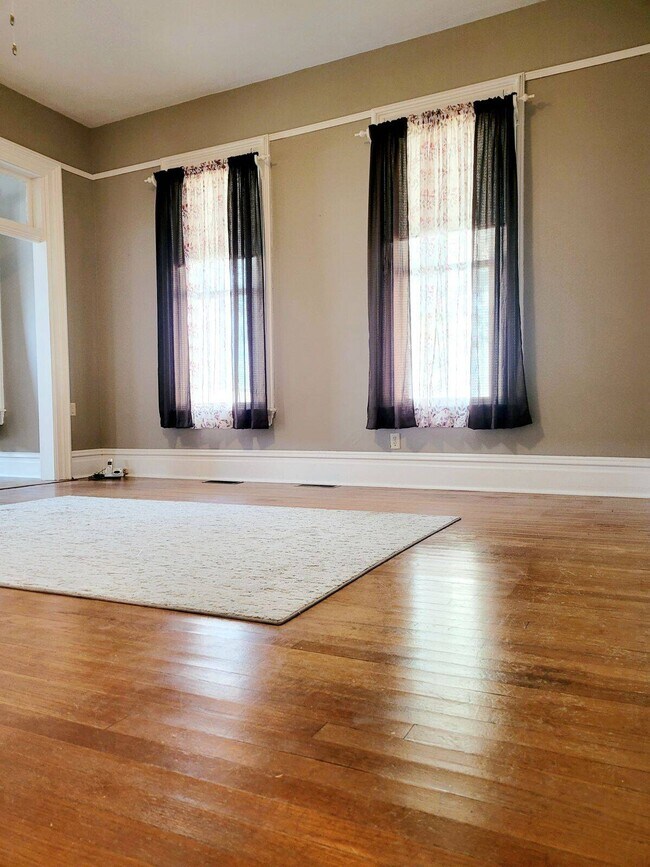 Foto del edificio - 103 W 1st Ave