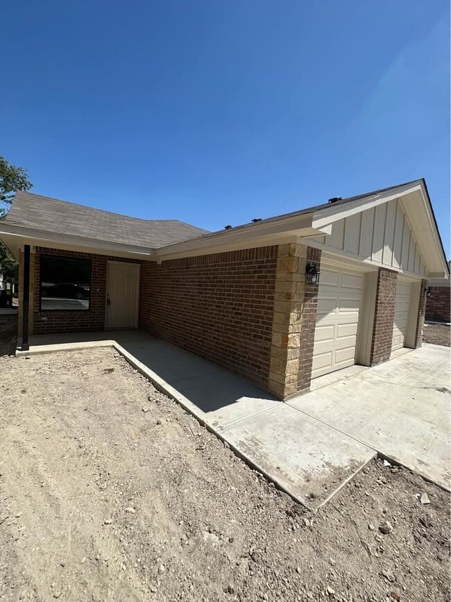 Building Photo - 1204 N 8th St