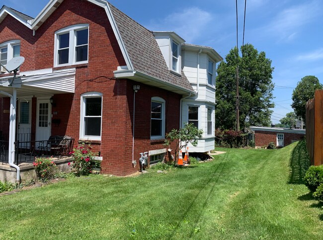 Side - 1405 Perry St
