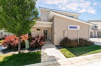Building Photo - 30 E Ranch Dr