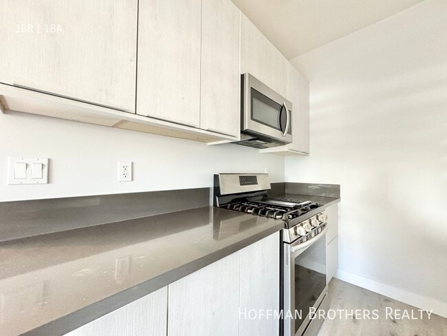 Building Photo - 141 N Swall Dr