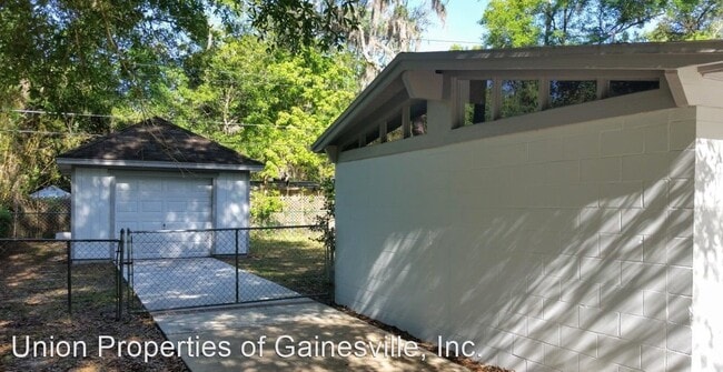 Building Photo - 4 br, 2.5 bath House - 610 NW 36th Terrace