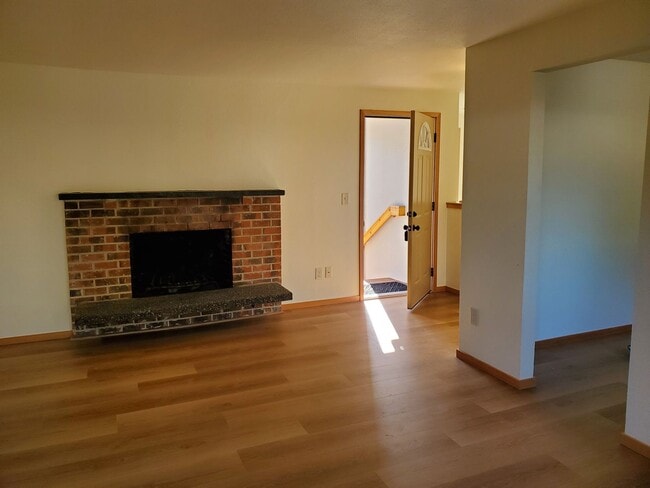 Building Photo - Beautiful 2 Bed 1.5 Bath 2 Story Duplex in...
