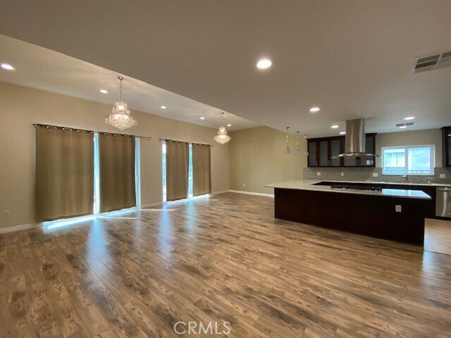 Foto del edificio - 6657 Enfield Ave