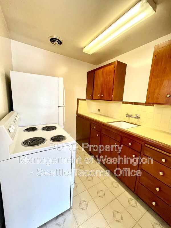 Building Photo - 1212 N 49th St