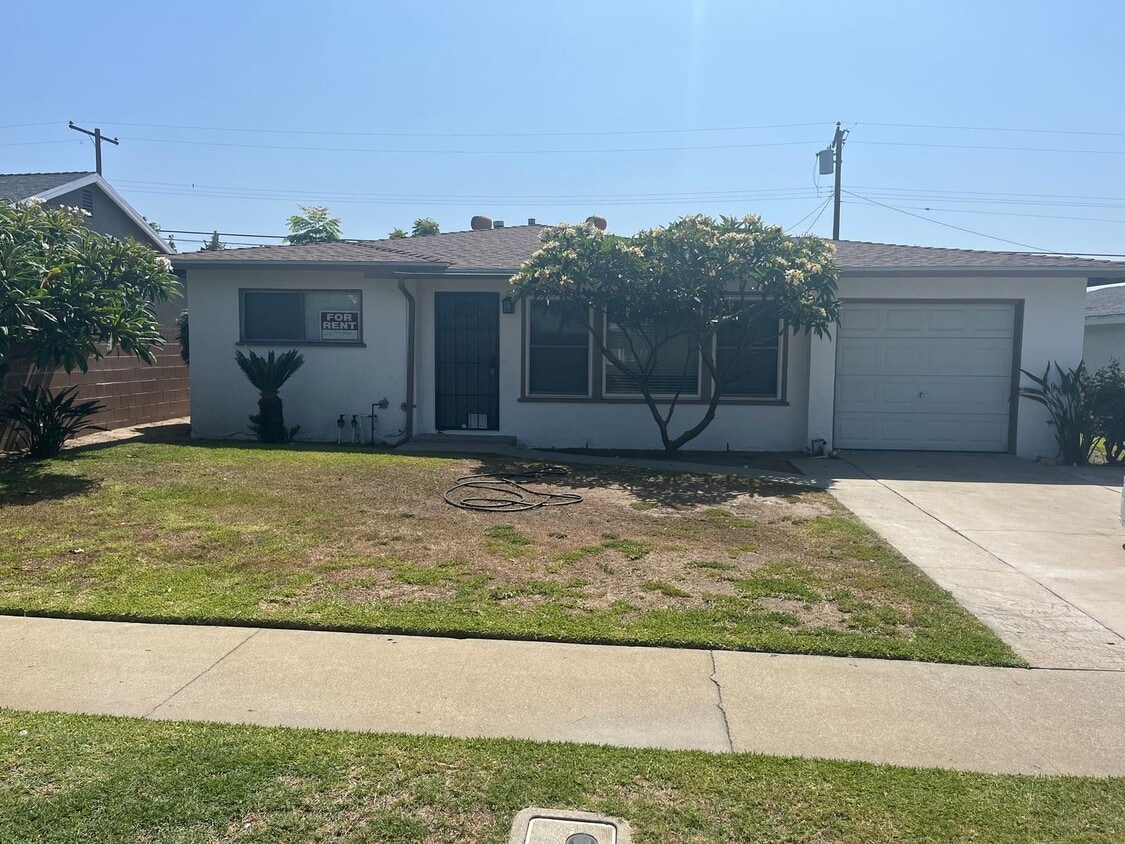 Primary Photo - Lovely 3 Bedroom 1 Bath House with Garage