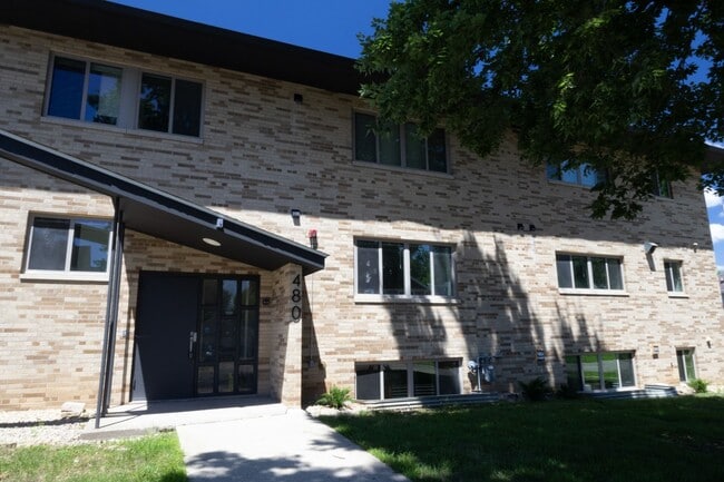 Building Photo - $1,450 / 2br - 560ft2 - RENOVATED 2BD, 1BA...