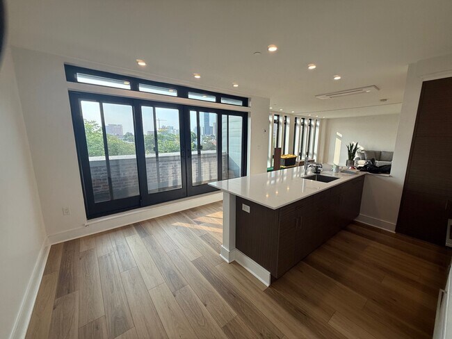 Building Photo - 1950 Washington St