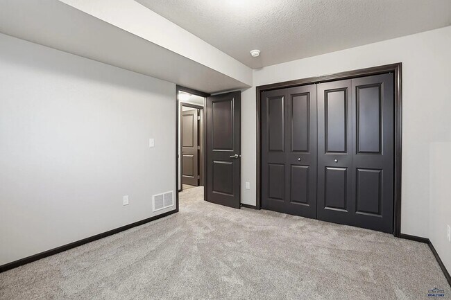 Foto del edificio - 429 Yelner Dr