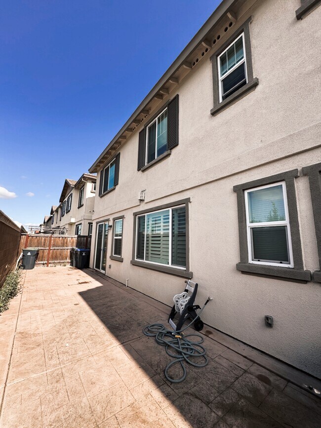 Building Photo - 2072 Parsons Dr