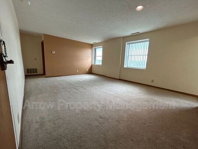 Foto del edificio - 208 E 5th St