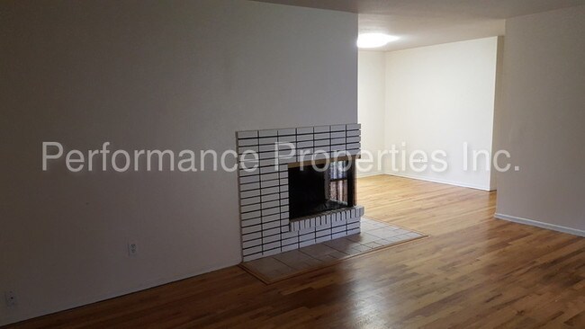 Building Photo - 6354 Hiawatha Ct