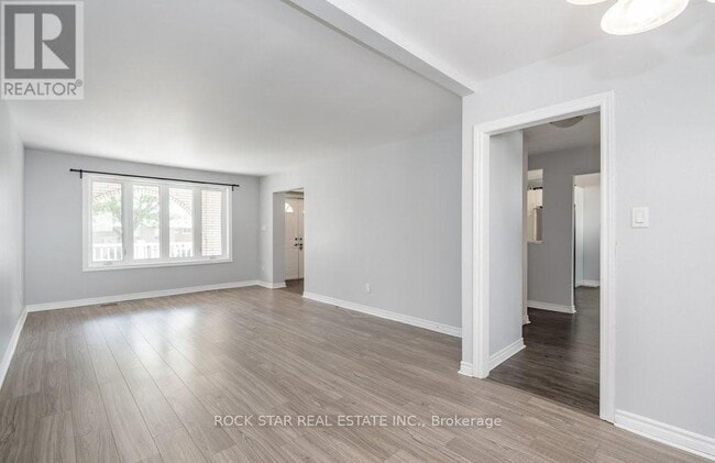 Photo du bâtiment - 271 Carson Dr