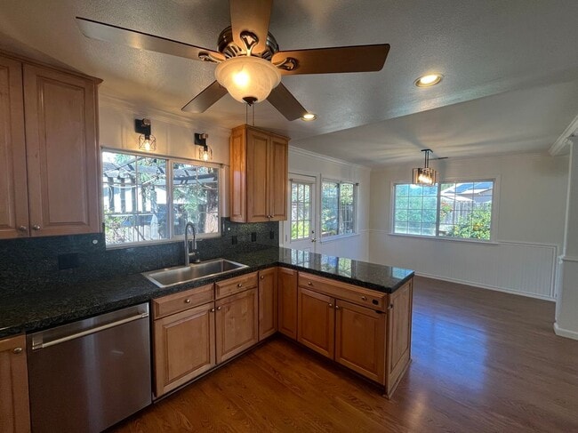 Building Photo - 1450 Carolina Dr