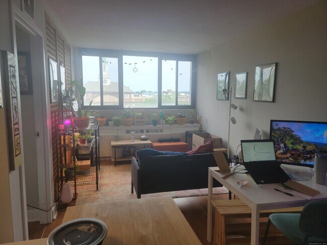 Foto del edificio - 60 Strawberry Hill Ave