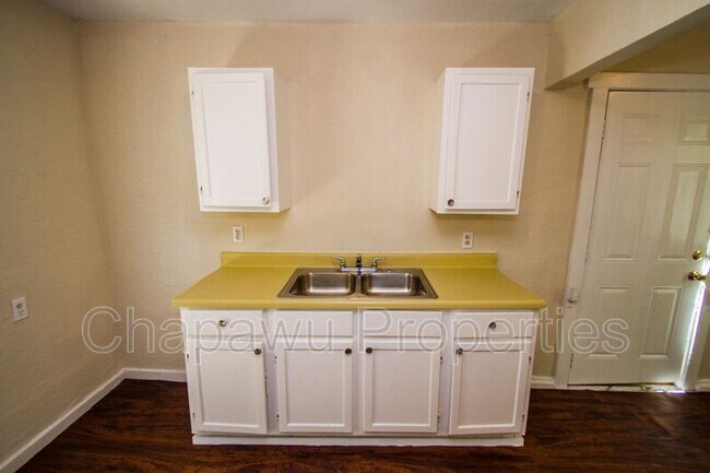 Building Photo - 819 Larry St