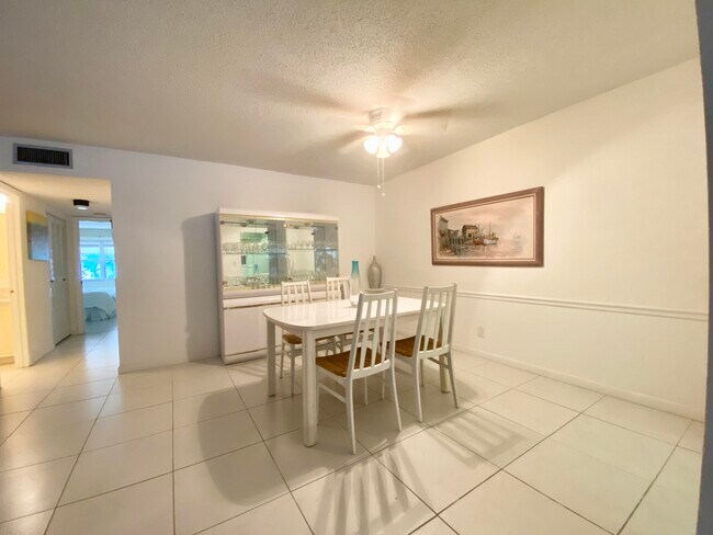 Building Photo - 1182 S Drive Cir