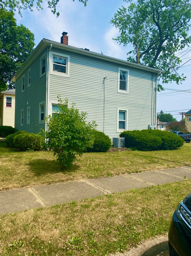 Building Photo - 1339 Sackett Ave