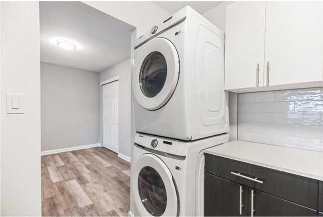 Lavadora y secadora dentro de la unidad - Miry Run Apartments