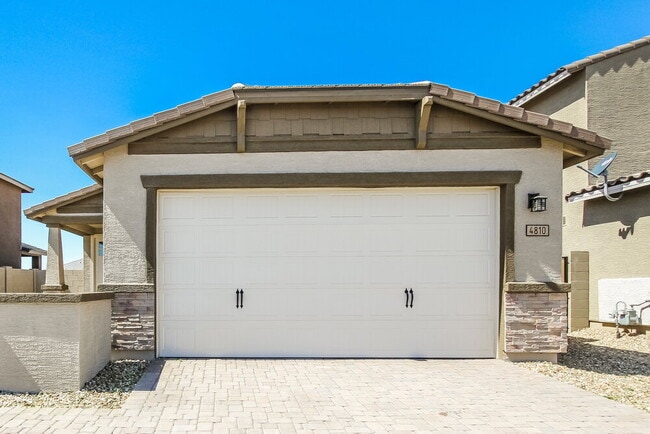 Building Photo - 4810 S 107th Dr