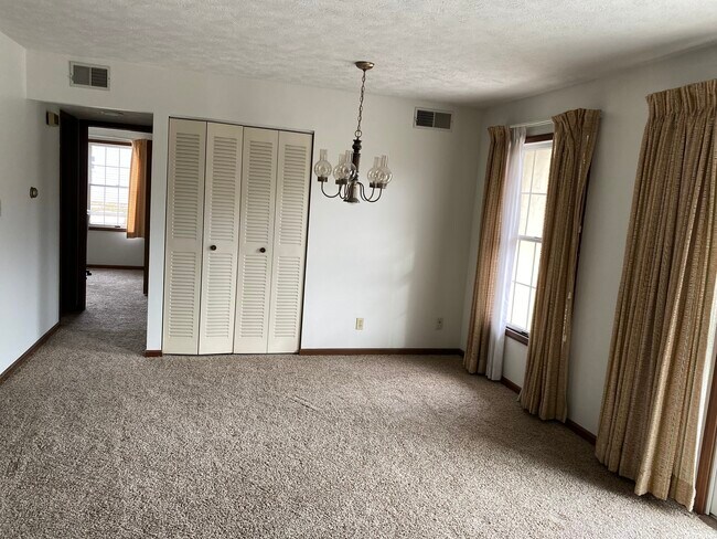 dining area - 905 S Park St