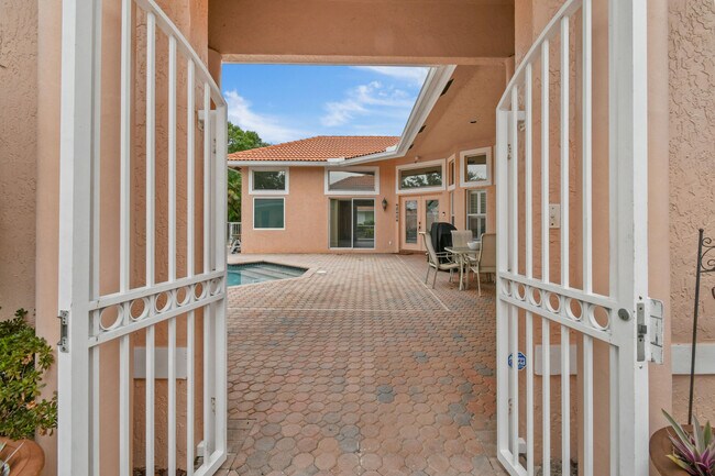 Foto del edificio - 4842 SW Golfside Dr