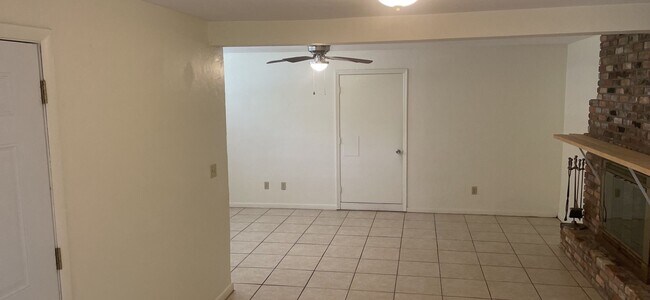 Building Photo - Great Home Close Campus - Sublease