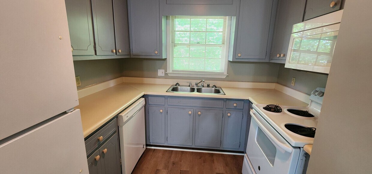 Foto principal - 1509 Barrington Rd NW