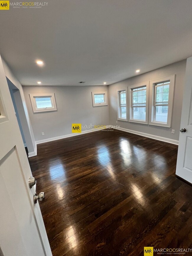 Building Photo - Modern Watertown 3bed 2bath w. W/D in Unit...