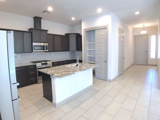 Foto del edificio - Gorgeous Los Lunas 3 Bedroom! Open layout! Tons of space. Built in 2021