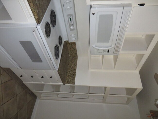 Foto del edificio - GREAT Condo in the Lakeshore Community