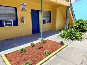 Building Photo - 1007 N Tamarind Ave