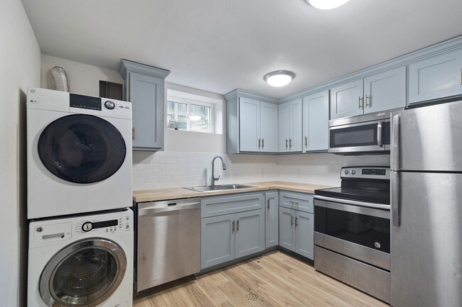 Foto del edificio - 8150 Ames Way