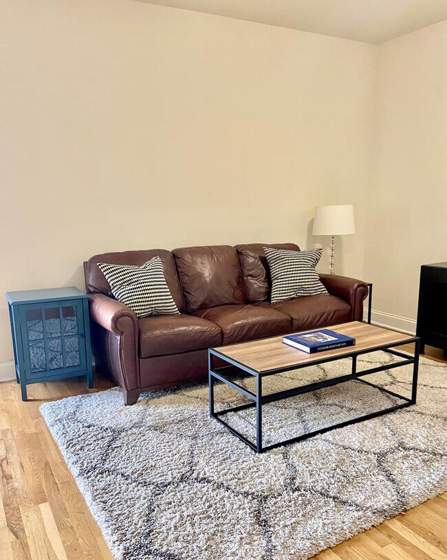 Building Photo - 557 5th St