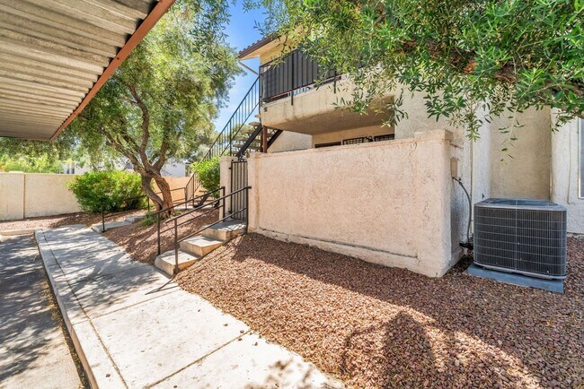 Foto del edificio - Modern Gated Condo Near the Strip with Pool & Covered Parking!